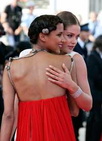 La actriz y modelo francesa, Noemie Lenoir, a la izquierda, y la también modelo holandesa Doutzen Kroes, fueron captadas al arribar a la premier de la cinta gala La frontiere de L´Aube, que se presentó en Cannes