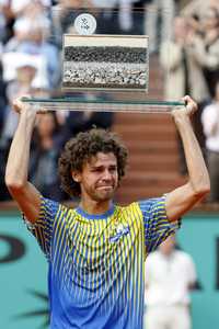 Guga Kuerten lloró al recibir un trofeo con motivo de su despedida