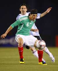 Gerardo Torrado, del Tri, gana el esférico al argentino Lionel Messi