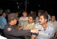 Policías nuevoleoneses que apoyaban al actuario de un juzgado civil se enfrentaron con trabajadores del centro de espectáculos Disco Cherokee, ayer en Monterrey