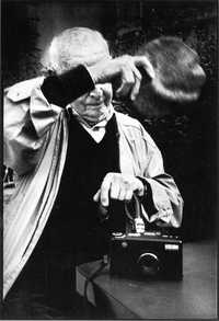 Henri Cartier-Bresson (22 de agosto de 1908-2 de agosto de 2004), notable artista francés, captado por la cámara de David Douglas Duncan. Las imágenes fueron tomadas del libro Sin cara: el fotógrafo más famoso del mundo, publicado en Verona, Italia