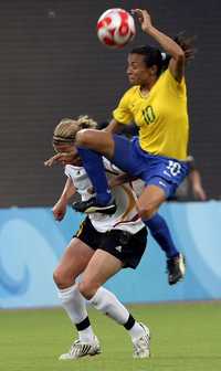 Marta, estrella del futbol femenil de Brasil, lució su mejor técnica ante la selección de Alemania. Ahora jugará la final contra Estados Unidos