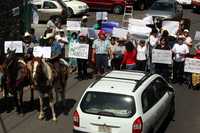 Aspecto de la protesta realizada por vecinos de Tepepan que se oponen a la construcción de una escuela en su colonia