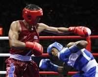 Manus Boonjumnong (izquierda) de Tailandia y Félix Díaz de República Dominicana durante la final en la categoría welter (64kg)