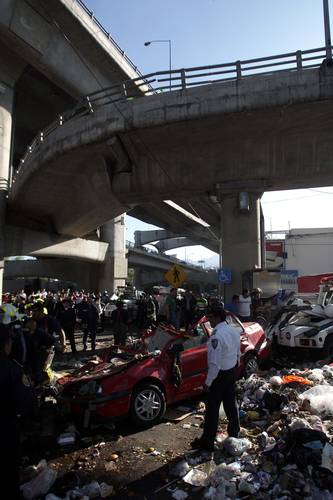 La Jornada: Camión de basura cae del segundo piso del Periférico; un muerto  y 3 lesionados