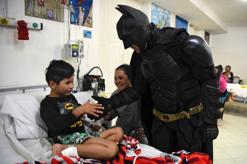 La Jornada: Batman de La Plata inyecta risas contra el dolor a niños  enfermos