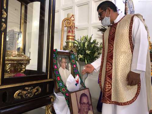 Homenajes, misas y oraciones en memoria del obispo Arturo Lona