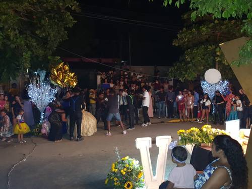Cientos de personas, la mayoría sin cubrebocas, participaron en una fiesta de 15 años que se realizó el miércoles por la noche en una calle de la comunidad de Puerto Marqués, en Acapulco, Guerrero, la cual fue convertida en salón de fiestas.