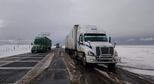 Camiones de carga y vehículos permanecieron varados durante la noche del viernes entre los kilómetros 180 y 134 de la carretera Chihuahua-Ciudad Juárez, en el entronque Casas Grandes-Sueco, debido a que la caída de nieve originada por el frente frío número 18 les impidió la circulación.