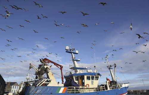 Las negociaciones para lograr un acuerdo comercial entre la Unión Europea y Reino Unido han sido frenadas por discusiones sobre derechos de pesca en aguas británicas. En la imagen, un buque pesquero en el puerto de Howth, Dublín.