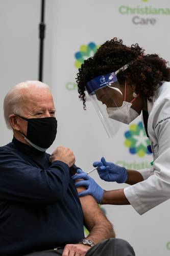 El presidente electo de Estados Unidos, Joe Biden, recibió ayer la vacuna contra el Covid, en Delaware.