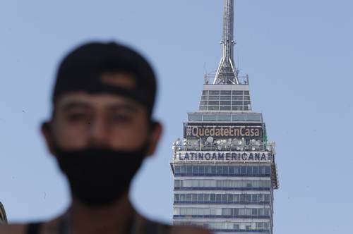 Letrero luminoso en lo alto de la Torre Latinoamericana con la leyenda “Quédate en Casa”, como parte del regreso de la Ciudad de México al semáforo epidemiológico rojo por el acelerado incremento de casos de Covid-19.