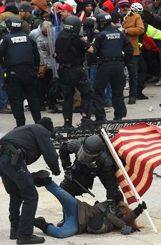  Agentes de la Policía Metropolitana de Washington sometieron a inconformes en los alrededores de la sede del Congreso. Foto Afp