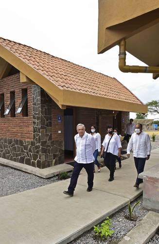 El presidente Andrés Manuel López Obrador en la inauguración, ayer, de la Universidad para el Bienestar Benito Juárez García sede Atoyac de Álvarez.