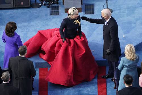  En la imagen, el mandatario da la bienvenida a Lady Gaga, quien interpretó el himno nacional en la ceremonia de toma de posesión ayer en el Capitolio. Foto Ap