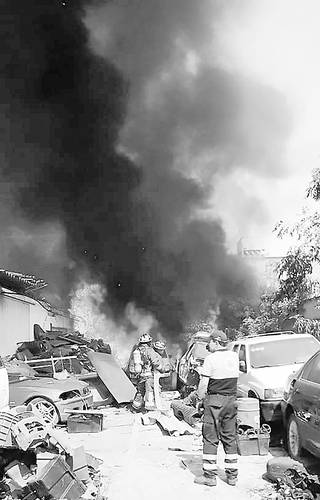 Bomberos acudieron a un depósito de vehículos abandonados en la colonia Cerro de la Estrella, Iztapalapa, donde ardieron llantas y basura sin que hubiera heridos.