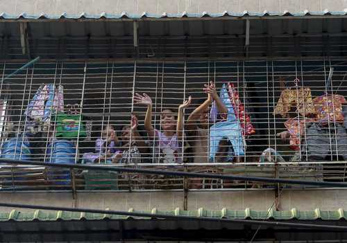 En un acto de desobediencia civil durante el estado de emergencia impuesto por el régimen militar, la gente aplaudió desde los balcones de sus casas en Rangún, para repudiar la asonada.