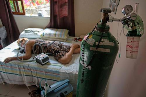  Una paciente de Covid-19 recibe tratamiento en su casa luego de 15 días en un hospital de Manaos, Brasil. Foto Afp
