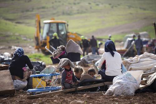 Tropas israelíes derriban tiendas de campaña de la aldea de Khirbet Humsu, habitada por beduinos palestinos, en el valle del Jordán, Cisjordania.