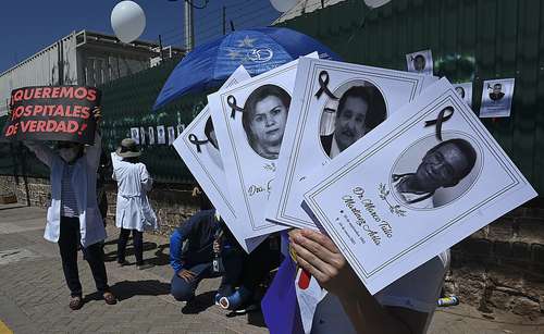 Médicos protestan en Tegucigalpa, Honduras, por la muerte de colegas a causa del Covid-19.
