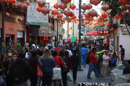 En el Barrio Chino, sin sana distancia, cientos de personas acudieron a recibir su año nuevo.