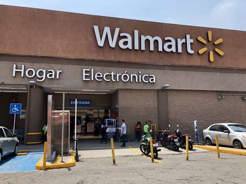 Walmart informó este jueves que este año invertirá alrededor de 22 mil 200 millones de pesos en México y Centroamérica, 27 por ciento más respecto de lo que desembolsó durante 2020. Los recursos, detalló, se destinarán principalmente a la construcción de nuevas tiendas, al fortalecimiento del segmento de comercio electrónico y tecnología, y al mejoramiento de la logística. En tanto, la empresa de paquetería Estafeta anunció la inversión de alrededor de mil 950 millones de pesos en México, un aumento de 135 por ciento en comparación con los 830 millones que inyectó el año pasado. Estafeta adquirirá mil 190 vehículos y construirá un hub (centro de conexión) en la zona metropolitana de la Ciudad de México, el cual arrancará operaciones en 2022.