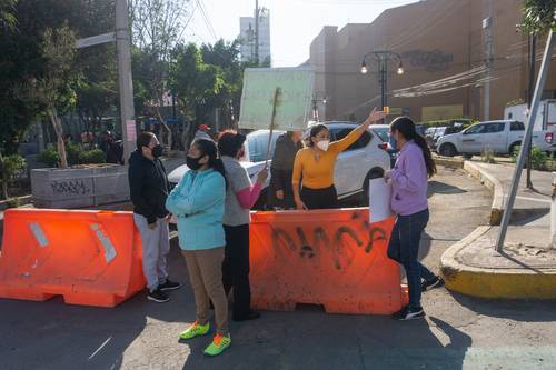 Vecinos del pueblo de Xoco se manifestaron en protesta por lo que consideran un proyecto (Mítikah) para privatizar la calle Real de Mayorazgo.