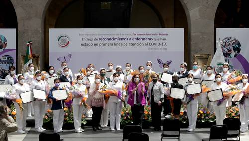 RECONOCIMIENTO A ENFERMERAS EN EL SENADO. Ceremonia de ayer en la que legisladores entregaron reconocimientos a enfermeras que trabajan en hospitales públicos y privados contra el Covid.
