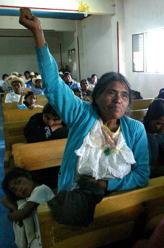 Una indígena levanta el puño en señal de apoyo a los hijos y familiares tras la muerte de Ernestina Ascencio, durante una asamblea de pobladores en 2007.