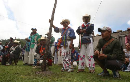 En foto de archivo, habitantes de la comunidad wixárika de San Sebastián Teponahuaxtlán y Tuxpan de Bolaños, en la Sierra norte de Jalisco, durante una asamblea informativa de los juicios agrarios para la recuperación de su territorio.