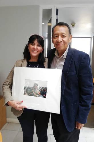 José Antonio Rodríguez y la investigadora Rebeca Monroy Nars, quien sostiene una imagen de Pedro Valtierra, en las instalaciones de la Dirección de Estudios Históricos del Instituto Nacional de Antropología e Historia, en el coloquio A 180 años de la Fotografía, el 7 de febrero de 2019.