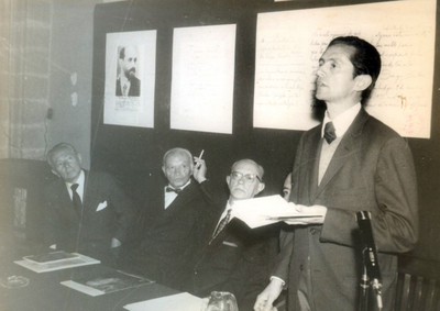 Hector González Rojo, Antonio Castro Leal y Francisco Monterde oyendo a Enrique una lectura de poema.