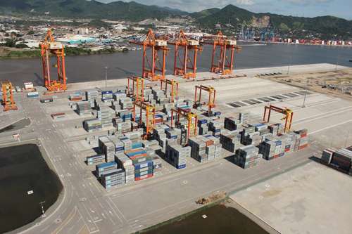 Pese al aumento reportado de las importaciones de equipo para la producción, el monto está lejos de los 4 mil 524 millones de dólares de octubre de 2018. En la imagen, contenedores en el puerto de Manzanillo.