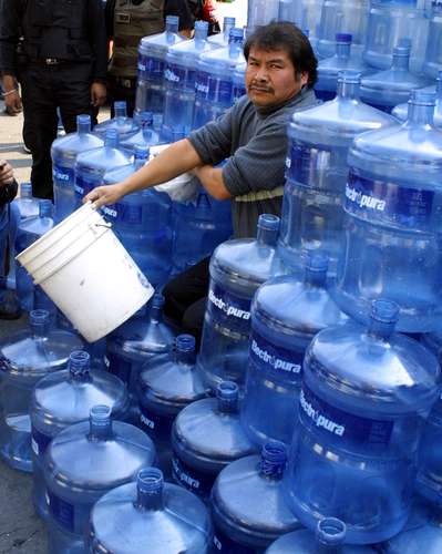La Jornada - El meganegocio de extraer agua y venderla hasta 494 veces más  cara