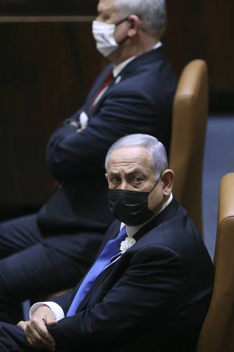 El primer ministro de Israel, Benjamin Netanyahu (primer plano), y su secretario de Defensa, Benny Gantz, ayer en el parlamento, en Jerusalén.
