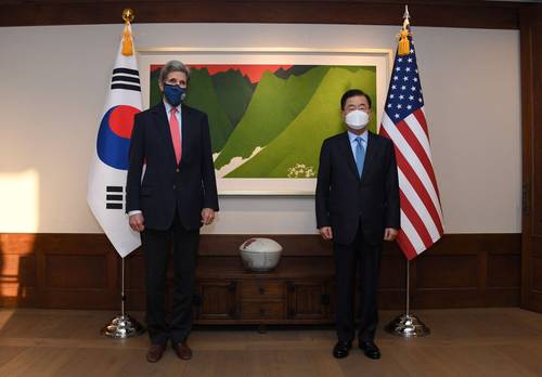 John Kerry, enviado especial de Estados Unidos para el clima (izquierda) y Chung Eui-yong, ministro de Relaciones Exteriores de Corea del Sur, poco antes de una cena en la residencia oficial de Chung, el fin de semana en Seúl.