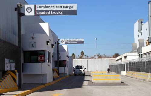 De acuerdo con Horacio Duarte, administrador general, en Baja California y Tamaulipas había dos grandes grupos de funcionarios que “incidían” en ilícitos. Arriba, el paso comercial de Mesa de Otay, en Tijuana.