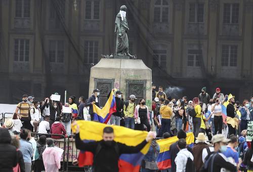 En Bogotá, activistas celebraron en la Plaza Bolívar el anuncio del jefe del Ejecutivo de que sustituirá la llamada Ley de Solidaridad Sostenible.