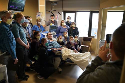 Después de 81 días intubado, el paciente de Covid-19 John Grubb es dado de alta en un hospital de Mineápolis, Estados Unidos. El personal médico lo despide con una foto para recordar los esfuerzos para lograr su sanación.