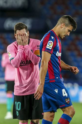 Pese a incrementar su cuota goleadora al marcar un tanto en el partido, Messi se lamenta que el equipo levantino les haya igualado el duelo.