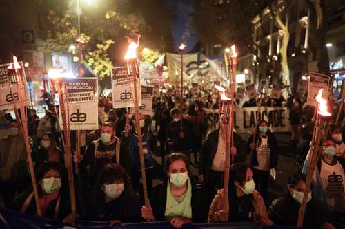 Enfermeras marcharon ayer en Buenos Aires, Argentina, para exigir aumentos de salario, reconocimiento profesional y mejores condiciones laborales.