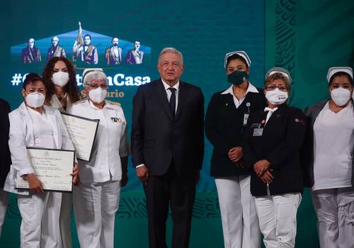 El presidente Andrés Manuel López Obrador entregó ayer los Reconocimientos al Mérito en Enfermería 2021 en Palacio Nacional. n Foto Cristina Rodríguez