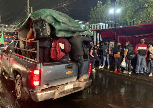 La fuerte lluvia de ayer inundó también Ermita Iztapalapa, así como Periférico Oriente Canal de Garay y Canal de San Juan. El paradero Santa Martha del Metro colapsó y se suspendió el servicio de la línea A, desde Peñón Viejo a La Paz. Cientos de personas caminaron por el muro de contención para cruzar el puente La Concordia y buscar transporte.