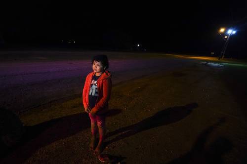 Tras caminar por senderos lodosos cerca de La Joya, Texas, con un grupo de migrantes desconocidos, Emely Antonia Domínguez, hondureña de ocho años, llora mientras narra que perdió el rastro del hombre que tenía el número telefónico de sus padres.