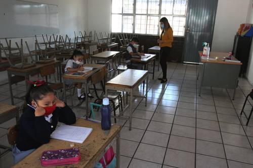 La Secretaría de Educación Pública de Jalisco comenzó ayer la nueva etapa de actividades presenciales para estudiantes en la primaria Adalberto Navarro Sánchez. Con la finalidad de dar asesorías pedagógicas, se acordó un aforo restringido y aplicar todas las medidas anti Covid-19.