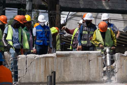 Trabajadores y especialistas realizan labores de peritaje en la zona del siniestro ocurrido la noche del 3 de mayo en la interestación Tezonco-Olivos de la línea 12 del Metro.