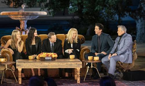 Jennifer Aniston, Courteney Cox, Matthew Perry, Lisa Kudrow, David Schwimmer y Matt LeBlanc en una escena de la reunión.