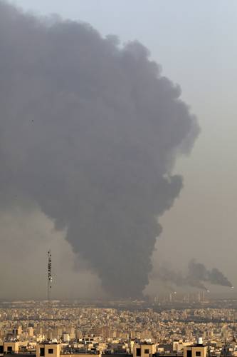Enorme columna de humo se elevó ayer desde la principal refinería de petróleo en Teherán debido a un incendio provocado por una fuga de gas licuado. Las autoridades locales descartaron “cualquier especulación sobre un sabotaje”.
