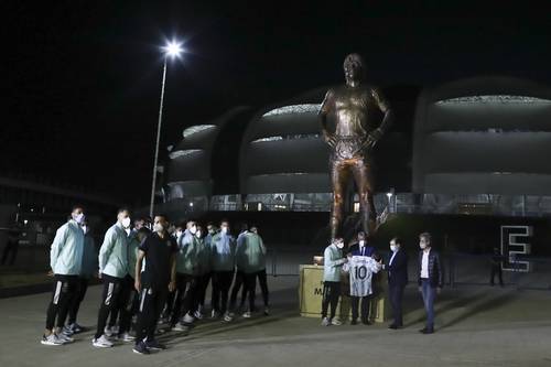 Liderados por el capitán Lionel Messi, la selección de Argentina develó una estatua de bronce de Diego Armando Maradona en el acceso al estadio Único Madres de Ciudades, en Santiago del Estero.