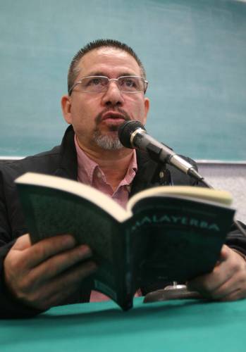El 15 de mayo pasado se cumplieron cuatro años del homicidio del corresponsal de La Jornada Javier Valdez Cárdenas. En la imagen, el periodista en una presentación de sus libros en 2010.